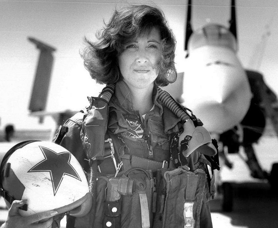 Tammie Jo Shults photo of a female pilot